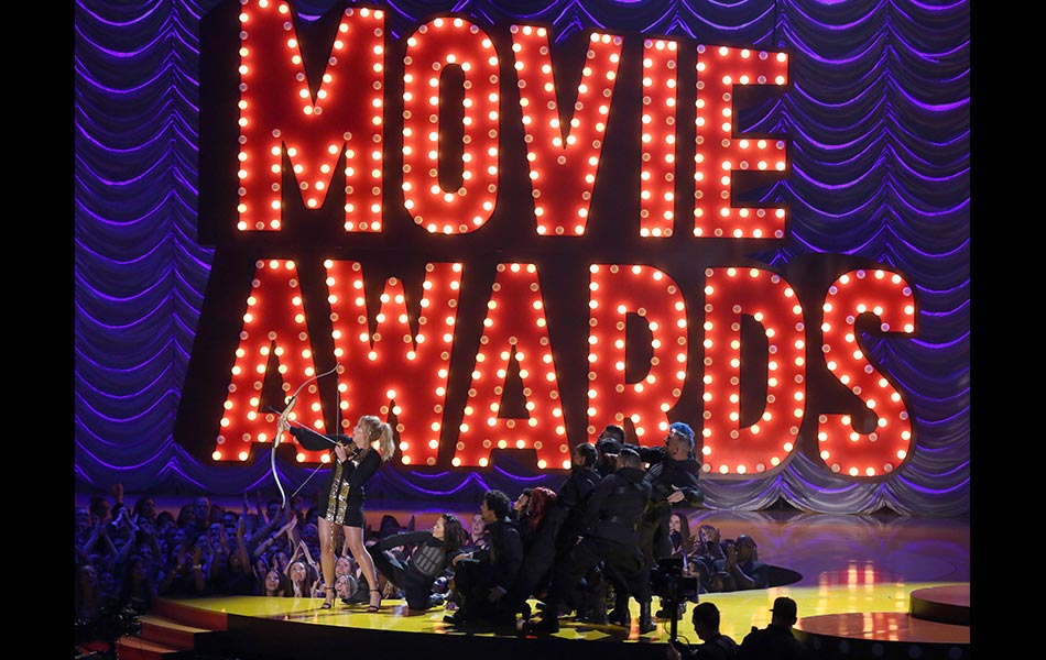 Pengacara Amy Schumer dalam satu aksi memanah ketika anugerah MTV Movie.-(Photo by Matt Sayles/Invision/AP) Pengacara Amy Schumer dalam satu aksi memanah ketika anugerah MTV Movie.-(Photo by Matt Sayles/Invision/AP)