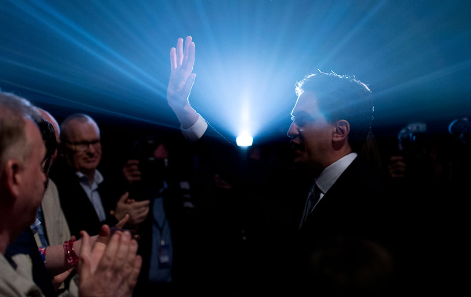 Ed Miliband , Ketua Parti Buruh , gelombang untuk penonton selepas melancarkan manifesto pilihan raya umum parti itu di Old Granada Studios di Manchester , England Utara pada 1 April - AFP PHOTO/OLI SCARFF Ed Miliband , Ketua Parti Buruh , gelombang untuk penonton selepas melancarkan manifesto pilihan raya umum parti itu di Old Granada Studios di Manchester , England Utara pada 1 April - AFP PHOTO/OLI SCARFF