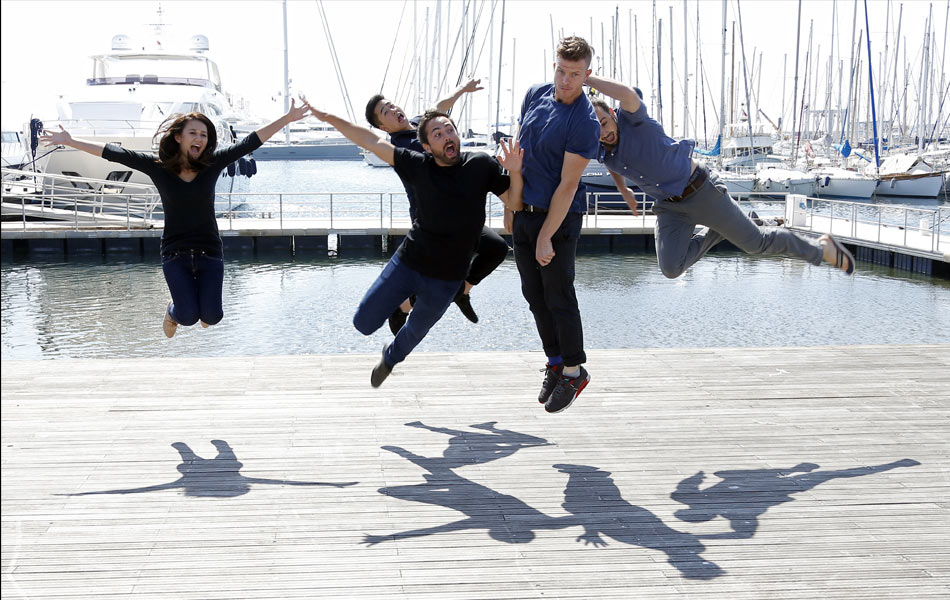 Pelakon-pelakon melompat semasa pengambaran untuk serie Skrin Australia semasa MIPTV ( Marche International des Program de televisyen), pada 14 April 2015 di Cannes, di Riviera Perancis.- AFP PHOTO/VALERY HACHE Pelakon-pelakon melompat semasa pengambaran untuk serie Skrin Australia semasa MIPTV ( Marche International des Program de televisyen), pada 14 April 2015 di Cannes, di Riviera Perancis.- AFP PHOTO/VALERY HACHE