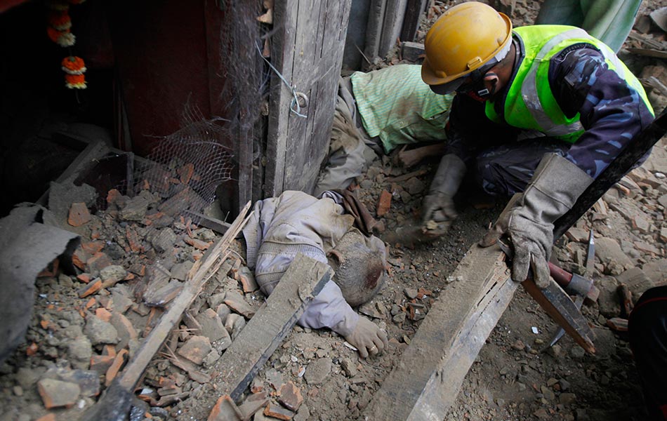 Seorang anggota penyelamat Nepal sedang mengalihkan bongkahan batu sejurus menemui satu mayat di bawah kesan runtuhan selepas kejadian gempa bumi pada Sabtu.-(AP Photo/ Niranjan Shrestha) Seorang anggota penyelamat Nepal sedang mengalihkan bongkahan batu sejurus menemui satu mayat di bawah kesan runtuhan selepas kejadian gempa bumi pada Sabtu.-(AP Photo/ Niranjan Shrestha)