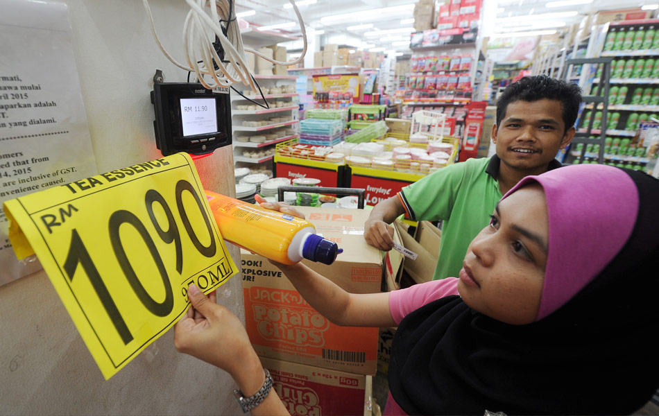 Pekerja Pasaraya Tunas Manja Rodiah Abdul Razak,27, menukar harga barangan yang dikenakan Cukai Barang dan Perkhidmatan (CBP).
Pelaksanaan CBP bermula hari ini dilihat sebagai satu pembaharuan penting dalam usaha memperkukuh ekonomi negara dengan mengambil kira kepentingan rakyat. -fotoBERNAMA (2015) Pekerja Pasaraya Tunas Manja Rodiah Abdul Razak,27, menukar harga barangan yang dikenakan Cukai Barang dan Perkhidmatan (CBP).
Pelaksanaan CBP bermula hari ini dilihat sebagai satu pembaharuan penting dalam usaha memperkukuh ekonomi negara dengan mengambil kira kepentingan rakyat. -fotoBERNAMA (2015)