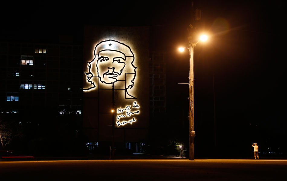 Seorang lelaki mengambil gambar arca besi yang diterangi wira revolusi Cuba, Ernesto Che Guevara di bangunan Revolution Square di Havana,Cuba, pada 10 April 2 - AP Photo/Desmond Boylan Seorang lelaki mengambil gambar arca besi yang diterangi wira revolusi Cuba, Ernesto Che Guevara di bangunan Revolution Square di Havana,Cuba, pada 10 April 2 - AP Photo/Desmond Boylan