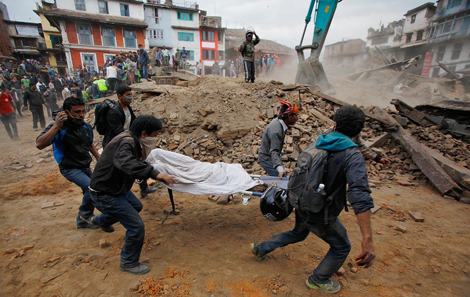 Pekerja sukarela sedang membawa keluar mayat salah seorang mangsa gempa bumi di Kathmandu, Nepal pada Sabtu.-(AP Photo/ Niranjan Shrestha) Pekerja sukarela sedang membawa keluar mayat salah seorang mangsa gempa bumi di Kathmandu, Nepal pada Sabtu.-(AP Photo/ Niranjan Shrestha)