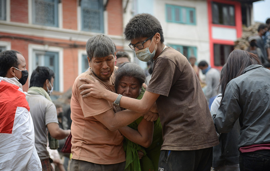 Mangsa gempa bumi dibantu oleh pasukan penyelamat di Dataran Durbar tengah Kathmandu, Nepal. Ia adalah kawasan yang bersejarah dan dilindungi UNESCO.- AFP PHOTO / PRAKASH MATHEMA Mangsa gempa bumi dibantu oleh pasukan penyelamat di Dataran Durbar tengah Kathmandu, Nepal. Ia adalah kawasan yang bersejarah dan dilindungi UNESCO.- AFP PHOTO / PRAKASH MATHEMA