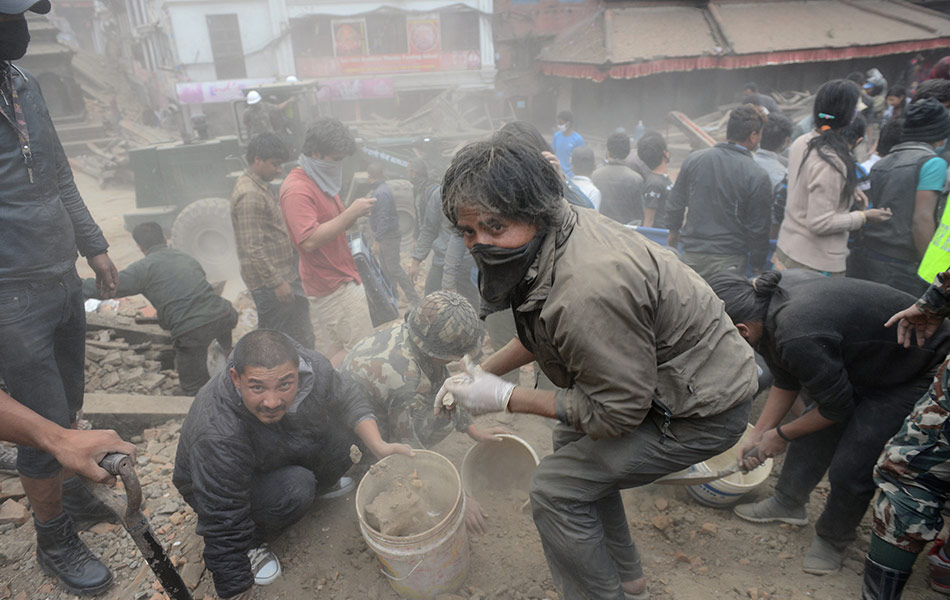 Orang ramai sedang bertungkus-lumus mengalihkan kesan-kesan runtuhan bangunan di Dataran Durbar, kawasan bersejarah yang dilindungi UNESCO di Kathmandu, Nepal. - AFP PHOTO / PRAKASH MATHEMA Orang ramai sedang bertungkus-lumus mengalihkan kesan-kesan runtuhan bangunan di Dataran Durbar, kawasan bersejarah yang dilindungi UNESCO di Kathmandu, Nepal. - AFP PHOTO / PRAKASH MATHEMA