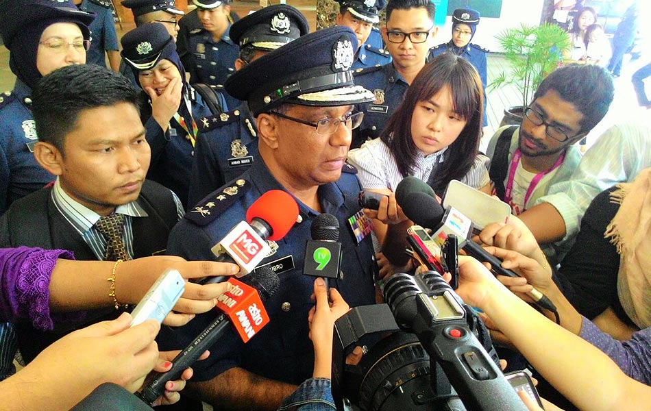 Pihak berkuasa kastam membuat pemeriksaan GST di kawasan Puchong. Foto: Astro Awani Pihak berkuasa kastam membuat pemeriksaan GST di kawasan Puchong. Foto: Astro Awani