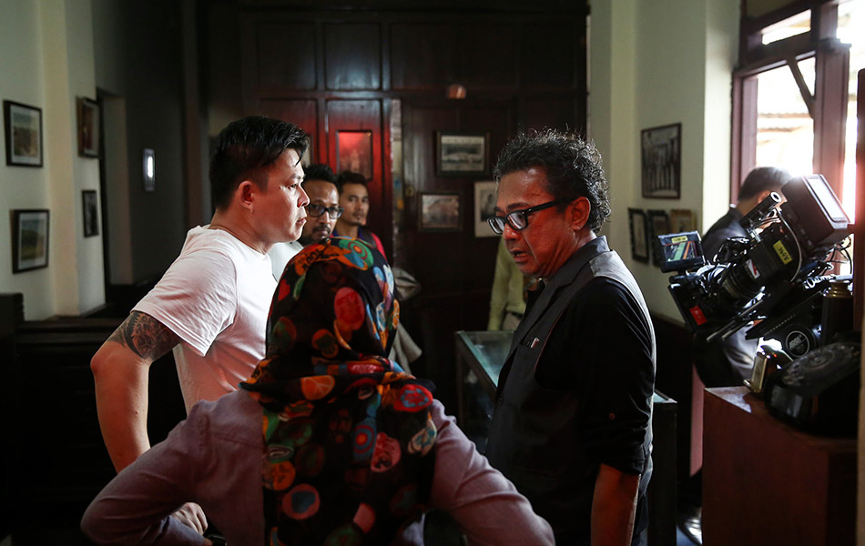 Pengarah filem Interchange Dain Said memberi arahan kepada kru sebelum memulakan sesi penggambaran di sebuah lokasi di ibu negara minggu lalu. - Foto Astro AWANI/SHAHIR OMAR Pengarah filem Interchange Dain Said memberi arahan kepada kru sebelum memulakan sesi penggambaran di sebuah lokasi di ibu negara minggu lalu. - Foto Astro AWANI/SHAHIR OMAR