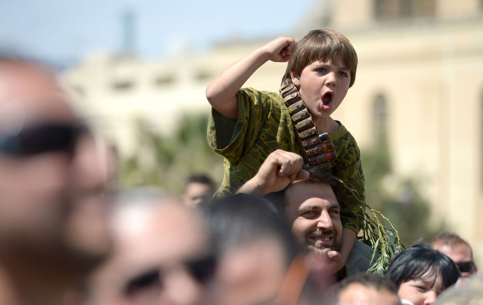 Seorang kanak-kanak bersorak untuk meraikan keputusan referendum memburu pada 12 April di Qormi. - AFP PHOTO/MATTHEW MIRABELLI Seorang kanak-kanak bersorak untuk meraikan keputusan referendum memburu pada 12 April di Qormi. - AFP PHOTO/MATTHEW MIRABELLI
