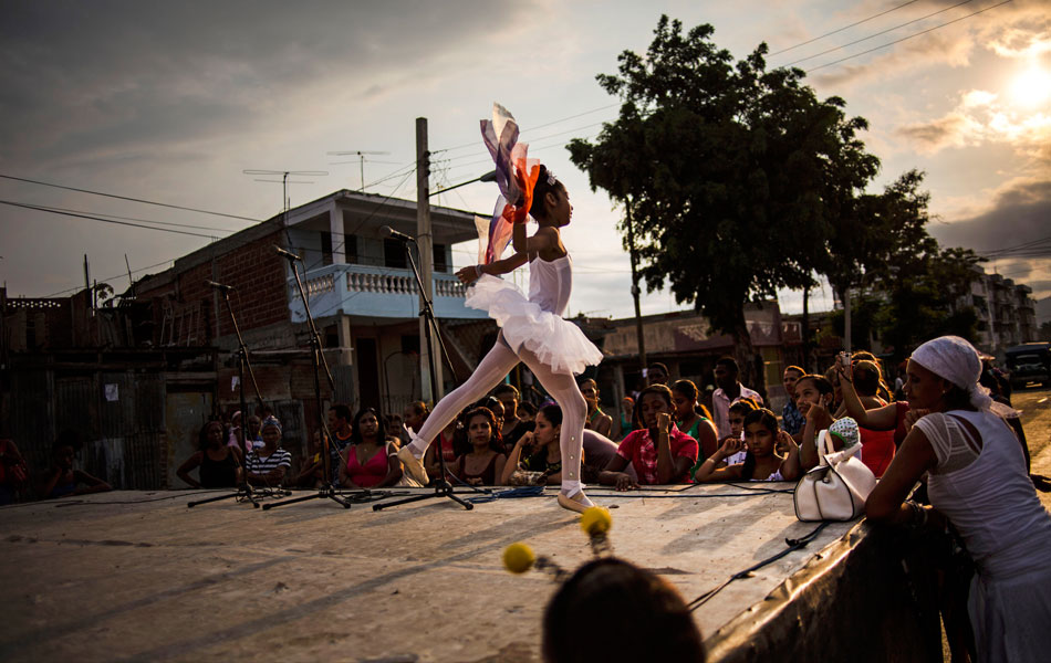Dalam foto 21 Mac 2015 ini, ballerina ini menari semasa pameran belia di kejiranan beliau di Santiago, Cuba - AP Photo/Ramon Espinosa Dalam foto 21 Mac 2015 ini, ballerina ini menari semasa pameran belia di kejiranan beliau di Santiago, Cuba - AP Photo/Ramon Espinosa