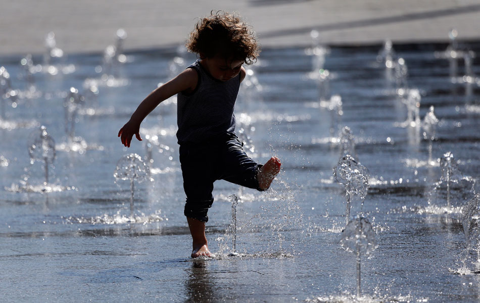 Mirza, 2, gemar bermain dengan air di pusat bandar Duisburg , Jerman , ketika cuaca panas dan cerah pada Rabu, 15 April, 2015. - AP Photo/Frank Augstein Mirza, 2, gemar bermain dengan air di pusat bandar Duisburg , Jerman , ketika cuaca panas dan cerah pada Rabu, 15 April, 2015. - AP Photo/Frank Augstein