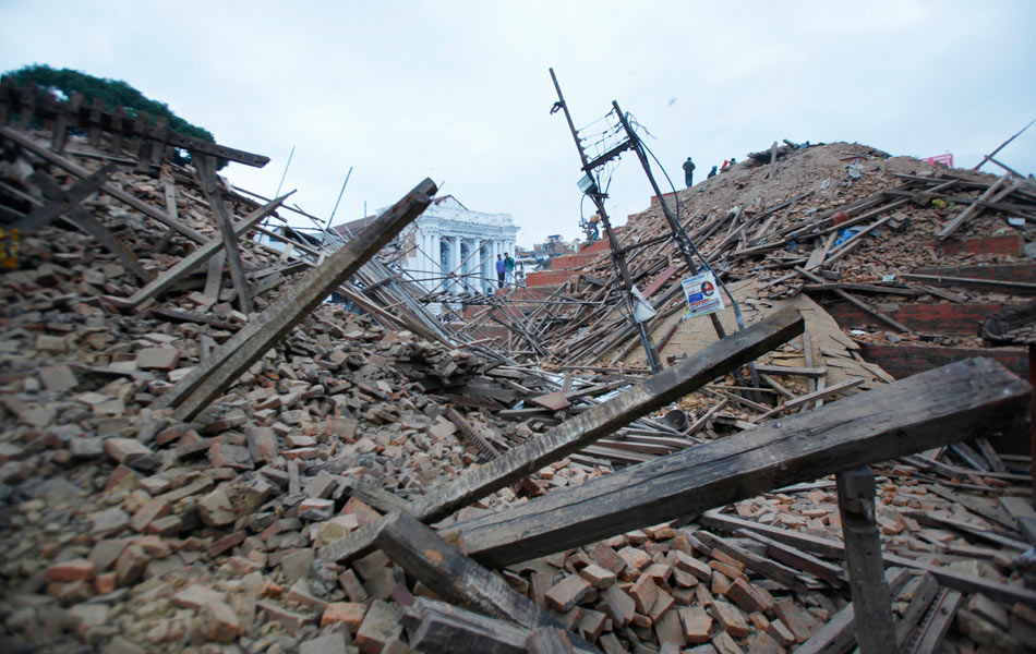 Kesan kemusnahan di Dataran Durbar selepas gempa bumi melanda ibu kota Kathmandu, Nepal pada Sabtu. -(AP Photo/ Niranjan Shrestha) Kesan kemusnahan di Dataran Durbar selepas gempa bumi melanda ibu kota Kathmandu, Nepal pada Sabtu. -(AP Photo/ Niranjan Shrestha)