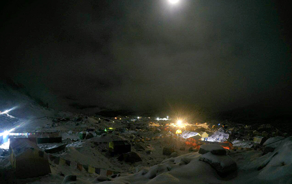 Gambar yang diambil oleh pendaki Malaysia Azim Afif menunjukkan keadaan sewaktu malam selepas gempa bumi menyebabkan runtuhan salji di sekitar kawasan perkhemahan pendaki Gunung Everest. - (Azim Afif via AP) Gambar yang diambil oleh pendaki Malaysia Azim Afif menunjukkan keadaan sewaktu malam selepas gempa bumi menyebabkan runtuhan salji di sekitar kawasan perkhemahan pendaki Gunung Everest. - (Azim Afif via AP)