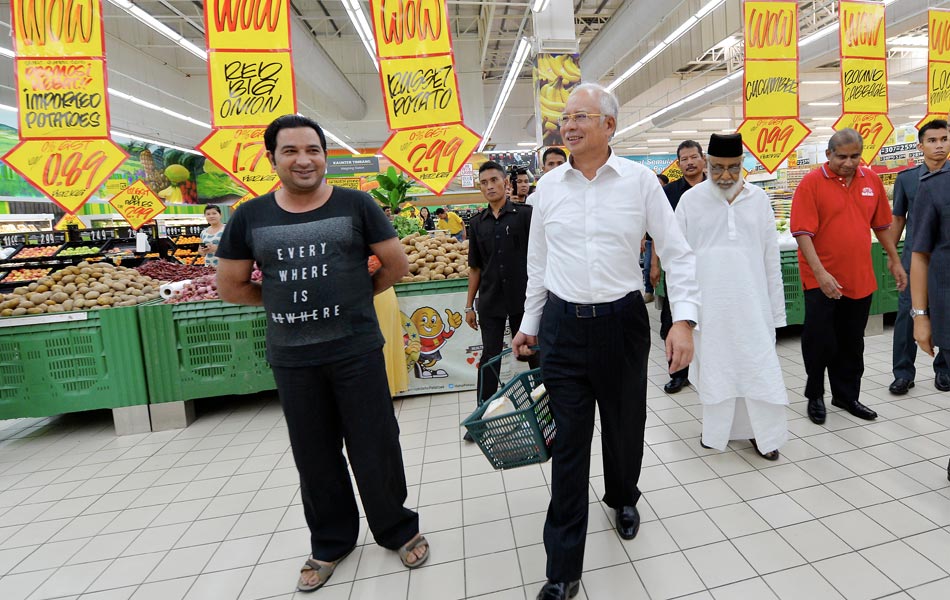 Perdana Menteri Datuk Seri Najib Tun Razak melakukan tinjauan harga barang dan membeli beberapa barangan keperluan pada hari pertama pelaksanaan Cukai Barang dan Perkhidmatan (CBP) di Pasaraya Giant Kota Damansara pada 1 April 2015. -fotoBERNAMA (2015) Perdana Menteri Datuk Seri Najib Tun Razak melakukan tinjauan harga barang dan membeli beberapa barangan keperluan pada hari pertama pelaksanaan Cukai Barang dan Perkhidmatan (CBP) di Pasaraya Giant Kota Damansara pada 1 April 2015. -fotoBERNAMA (2015)