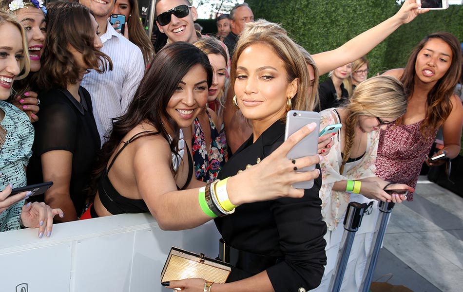Sama cantik dengan peminat. Jennifer Lopez mengambil peluang ber'selfie' bersama peminat.- (Photo by Matt Sayles/Invision/AP) Sama cantik dengan peminat. Jennifer Lopez mengambil peluang ber'selfie' bersama peminat.- (Photo by Matt Sayles/Invision/AP)