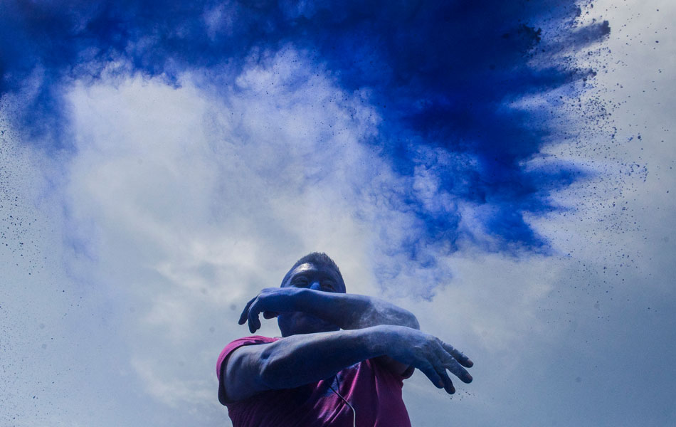 Seorang sukarelawan membaling serbuk berwarna semasa Festival Larian Holi di Madrid , Sepanyol , Ahad, 12 April, 2015. - AP Photo/Andres Kudacki - AP Photo/Andres Kudacki Seorang sukarelawan membaling serbuk berwarna semasa Festival Larian Holi di Madrid , Sepanyol , Ahad, 12 April, 2015. - AP Photo/Andres Kudacki - AP Photo/Andres Kudacki
