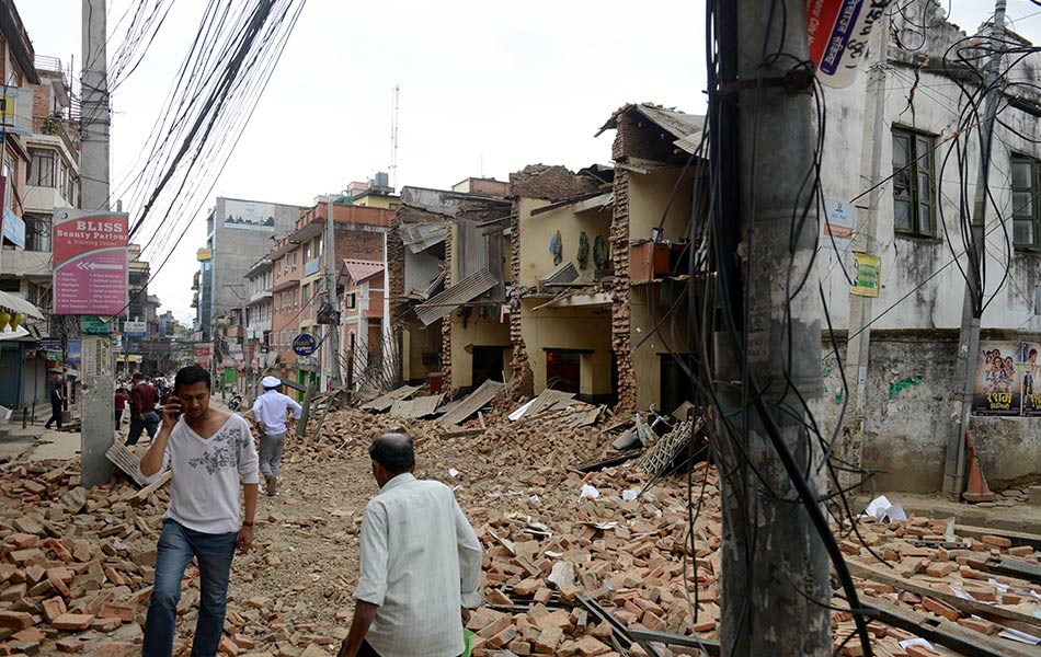 Sekumpulan penduduk melihat kesan runtuhan bangunan di Lalitpur, wilayah di pinggir Kathmandu.- AFP PHOTO / PRAKASH MATHEMA Sekumpulan penduduk melihat kesan runtuhan bangunan di Lalitpur, wilayah di pinggir Kathmandu.- AFP PHOTO / PRAKASH MATHEMA
