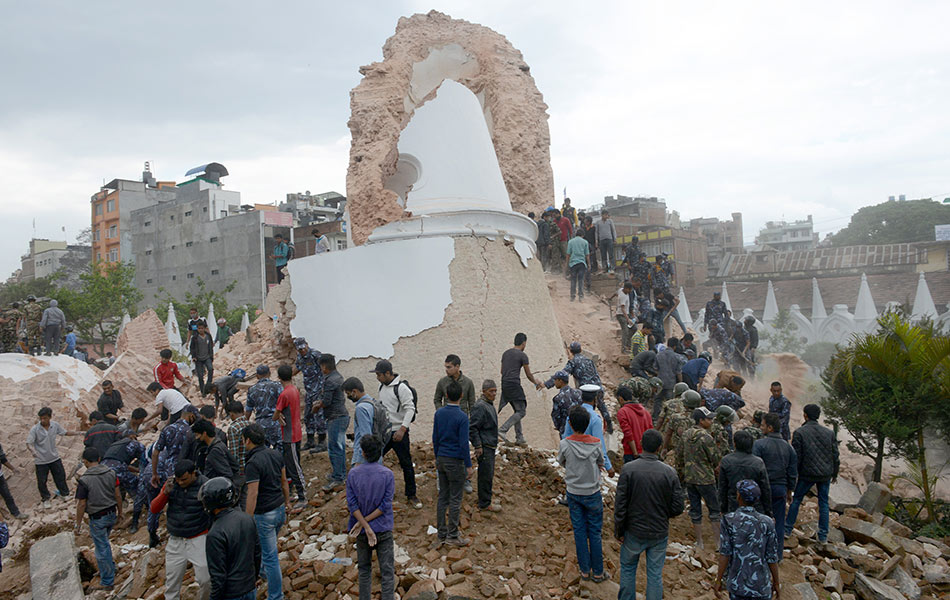 Menurut jurucakap polis Nepal, kesemua anggota keselamatan telah dihantar bagi kerja-kerja menyelamat dan membantu mereka yang terperangkap.- AFP PHOTO / PRAKASH MATHEMA Menurut jurucakap polis Nepal, kesemua anggota keselamatan telah dihantar bagi kerja-kerja menyelamat dan membantu mereka yang terperangkap.- AFP PHOTO / PRAKASH MATHEMA