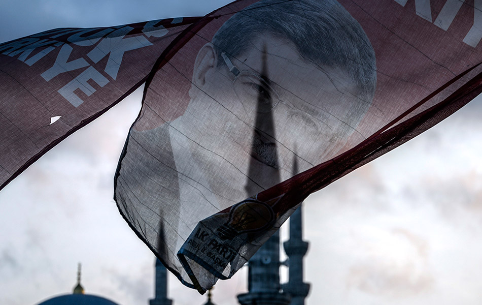 Menara masjid dilihat di belakang bendera yang mempunyai potret Perdana Menteri Turki, Ahmet Davutoglu di Istanbul pada 28 Mei, 2015. Turki akan mengadakan pilihan raya Parlimen pada 7 Jun. AFP PHOTO /BULENT KILIC Menara masjid dilihat di belakang bendera yang mempunyai potret Perdana Menteri Turki, Ahmet Davutoglu di Istanbul pada 28 Mei, 2015. Turki akan mengadakan pilihan raya Parlimen pada 7 Jun. AFP PHOTO /BULENT KILIC