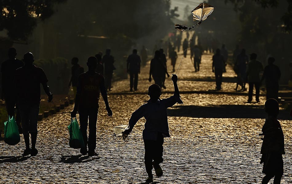 Seorang budak lelaki berlari dengan pisau di Bujumbura pada 3 Jun 2015. AFP PHOTO/Carl de Souza Seorang budak lelaki berlari dengan pisau di Bujumbura pada 3 Jun 2015. AFP PHOTO/Carl de Souza