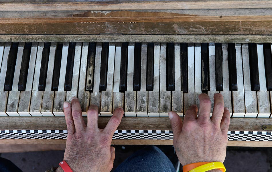 Reinaldo Suarez sedang bermain piano di City Hall di Camden New Jersey, Amerika Syarikat. - AP Photo/Mel Evans Reinaldo Suarez sedang bermain piano di City Hall di Camden New Jersey, Amerika Syarikat. - AP Photo/Mel Evans