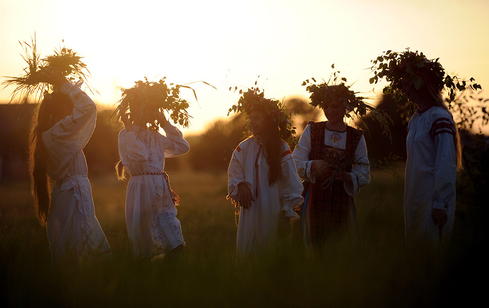 Seorang wanita Belarus mengambil bahagian di festival Rusalle atau Festival Ikan Duyung di perkampungan Nezhyn, kira-kira 190 km dari Minsk, pada 7 Jun, 2015.- AFP PHOTO/SERGEI GAPON Seorang wanita Belarus mengambil bahagian di festival Rusalle atau Festival Ikan Duyung di perkampungan Nezhyn, kira-kira 190 km dari Minsk, pada 7 Jun, 2015.- AFP PHOTO/SERGEI GAPON