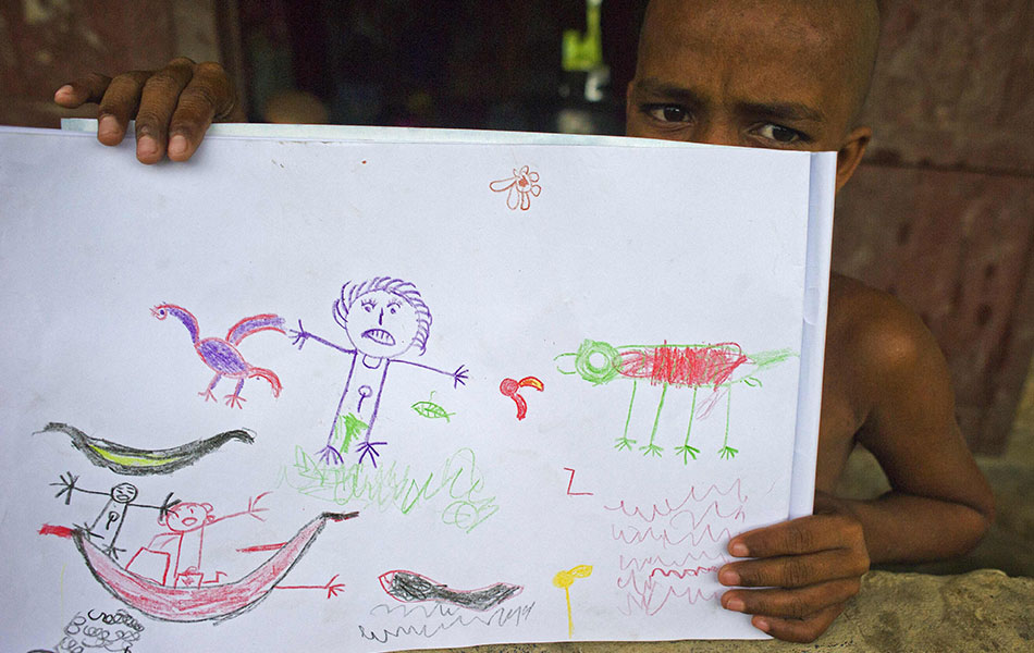 Foto 7 Jun ini memaparkan seorang pelarian Rohingya yang ditemui hanyut di atas sebuah bot menunjukkan lukisannya di Kem Pelarian Taung Pyo yang terletak berhampiran sempadan Myanmar-Bangladesh.- AFP PHOTO/YE AUNG THU Foto 7 Jun ini memaparkan seorang pelarian Rohingya yang ditemui hanyut di atas sebuah bot menunjukkan lukisannya di Kem Pelarian Taung Pyo yang terletak berhampiran sempadan Myanmar-Bangladesh.- AFP PHOTO/YE AUNG THU