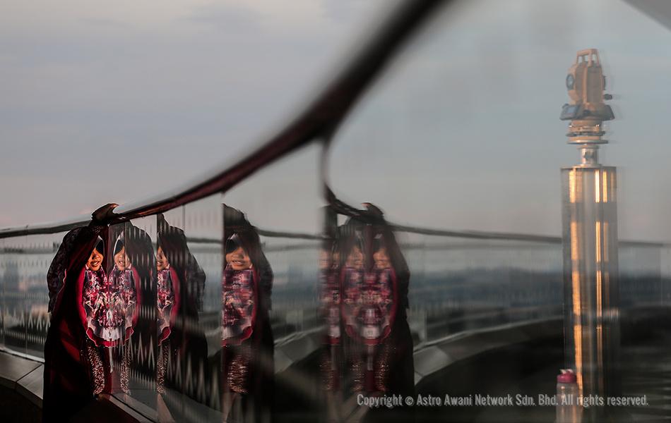 Seorang kanak-kanak sedang melihat alat penyerap anak bulan Ramadan di Pusat Konvensyen Antarabangsa Putrajaya (PICC) untuk menetapkan tarikh permulaan puasa Ramadan 1436H/2015M pada Selasa. Foto Astro AWANI/SHAHIR OMAR Seorang kanak-kanak sedang melihat alat penyerap anak bulan Ramadan di Pusat Konvensyen Antarabangsa Putrajaya (PICC) untuk menetapkan tarikh permulaan puasa Ramadan 1436H/2015M pada Selasa. Foto Astro AWANI/SHAHIR OMAR