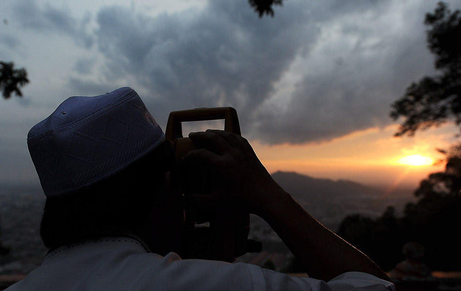 Pegawai Jabatan Agama Islam Pahang melihat menggunakan alatan khas Thedolit untuk mencerap anak bulan bagi menentukan tarikh permulaan puasa di puncak Bukit Pelindung pada Selasa, 16 Jun, 2015. Jabatan Mufti Pahang dan Jabatan Ukur dan Pemetaan turut serta dalam proses penetapan tarikh bermulanya puasa. -fotoBERNAMA Pegawai Jabatan Agama Islam Pahang melihat menggunakan alatan khas Thedolit untuk mencerap anak bulan bagi menentukan tarikh permulaan puasa di puncak Bukit Pelindung pada Selasa, 16 Jun, 2015. Jabatan Mufti Pahang dan Jabatan Ukur dan Pemetaan turut serta dalam proses penetapan tarikh bermulanya puasa. -fotoBERNAMA