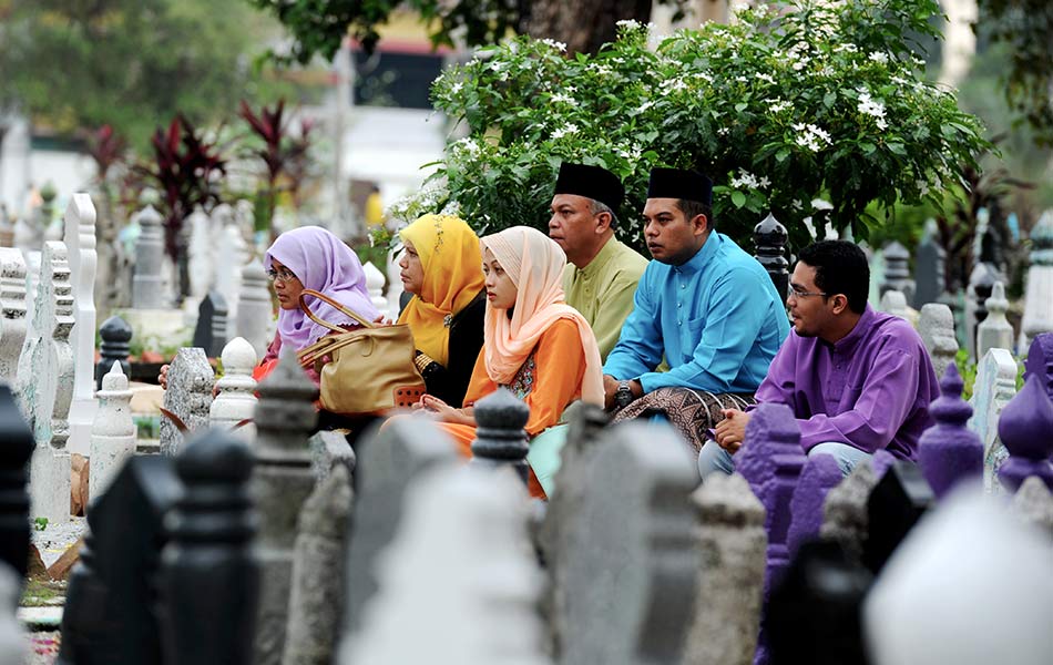Umat Islam menziarahi pusara anggota keluarga mereka 