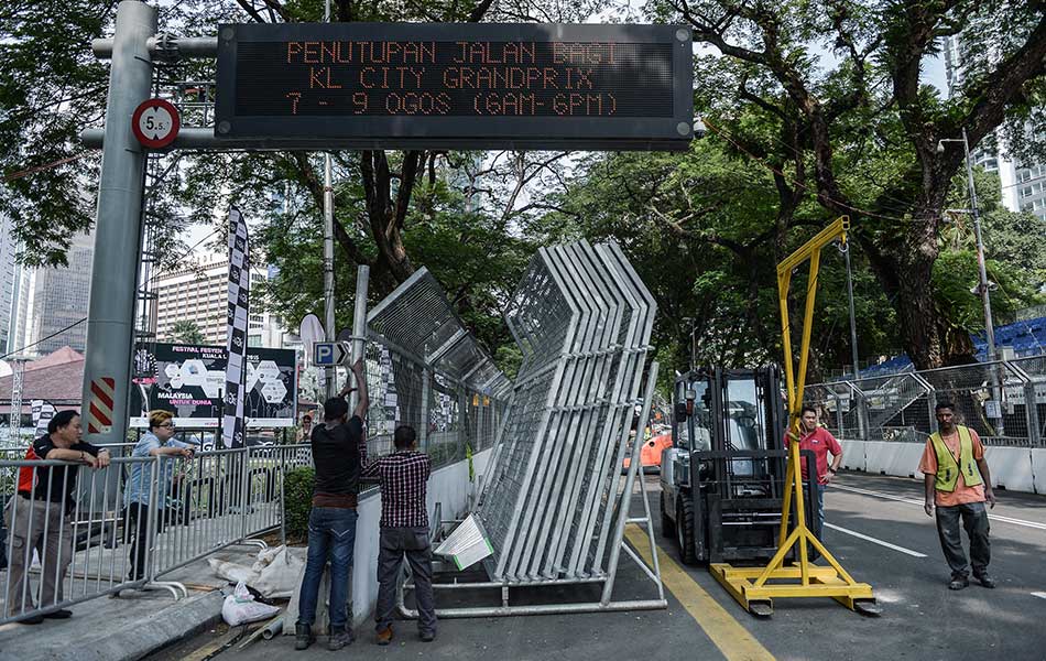 Pekerja memasang pagar menjelang perlumbaan pertama Malaysia, KL City Grand Prix di Kuala Lumpur pada 7 Ogos, 2015. Perlumbaan KL City Grand Prix akan bermula dari 7 Ogos hingga 9 Ogos. AFP PHOTO / MOHD RASFAN Pekerja memasang pagar menjelang perlumbaan pertama Malaysia, KL City Grand Prix di Kuala Lumpur pada 7 Ogos, 2015. Perlumbaan KL City Grand Prix akan bermula dari 7 Ogos hingga 9 Ogos. AFP PHOTO / MOHD RASFAN