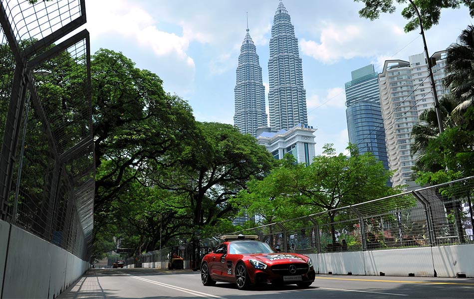 Sekitar kawasan trek perlumbaan pertama di Malaysia. Kuala Lumpur menjadi tumpuan peminat sukan permotoran melalui perlumbaan kereta supersports, KL City Grand Prix bermula hari ini hingga Ahad. -fotoBERNAMA Sekitar kawasan trek perlumbaan pertama di Malaysia. Kuala Lumpur menjadi tumpuan peminat sukan permotoran melalui perlumbaan kereta supersports, KL City Grand Prix bermula hari ini hingga Ahad. -fotoBERNAMA