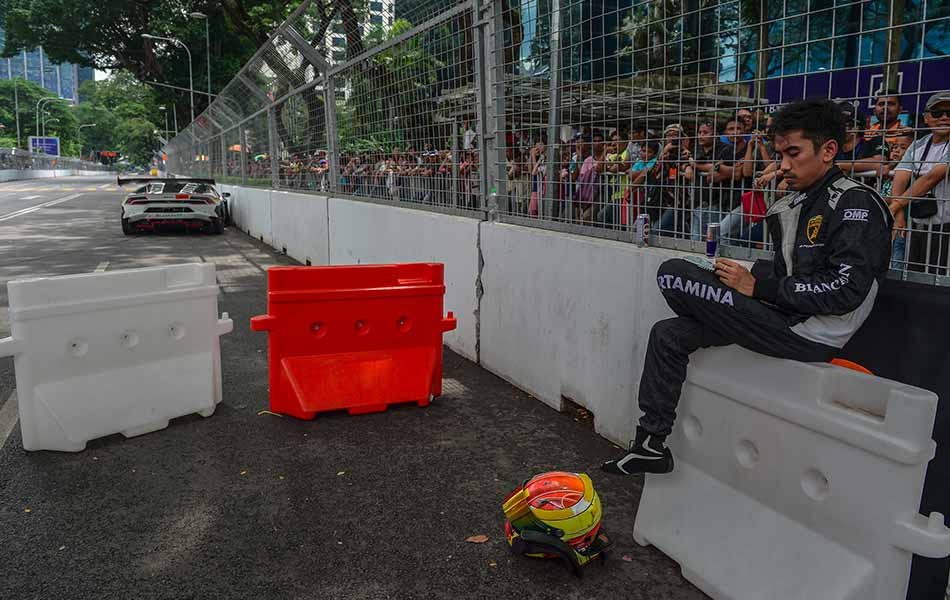 Pemandu Malaysia Afiq Yazid dari Starspeed Racing duduk di benteng selepas terbabas semasa perlumbaan Lamborghini Super Trofeo Asia di Kuala Lumpur pada 9 Ogos, 2015. AFP PHOTO / MOHD RASFAN Pemandu Malaysia Afiq Yazid dari Starspeed Racing duduk di benteng selepas terbabas semasa perlumbaan Lamborghini Super Trofeo Asia di Kuala Lumpur pada 9 Ogos, 2015. AFP PHOTO / MOHD RASFAN