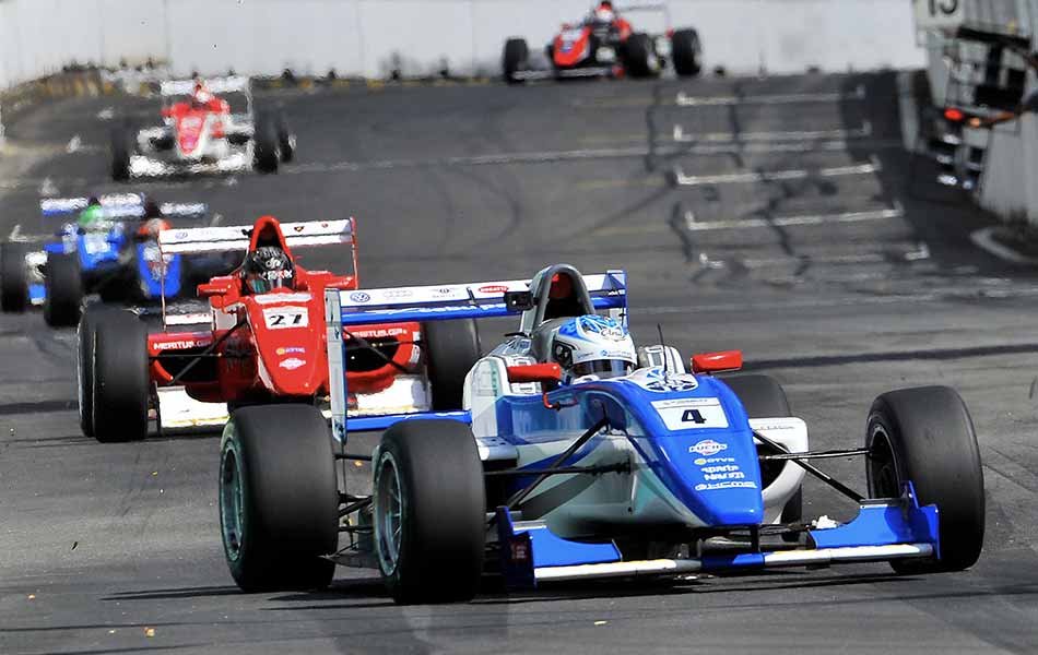 Pelumba Cebu Pasific Air Martin Rump yang menjuarai perlumbaan supersports kategori Formula Master China Series mengambil selekoh pertama dengan bergaya sempena KL City Grand Prix 2015 hari ini. -fotoBERNAMA (2015) Pelumba Cebu Pasific Air Martin Rump yang menjuarai perlumbaan supersports kategori Formula Master China Series mengambil selekoh pertama dengan bergaya sempena KL City Grand Prix 2015 hari ini. -fotoBERNAMA (2015)