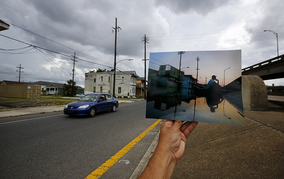 Jurugambar Carlos Barria memegang foto yang diambil pada 2005 sewaktu Taufan Katrina melanda. Dia berada di lokasi yang sama pada 18 Ogos, 2015. REUTERS/Carlos Barria Jurugambar Carlos Barria memegang foto yang diambil pada 2005 sewaktu Taufan Katrina melanda. Dia berada di lokasi yang sama pada 18 Ogos, 2015. REUTERS/Carlos Barria