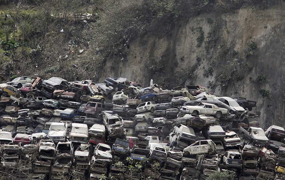 Longgokan kereta buruk di kawasan pelupusan di Guatemala pada 30 Mac 2015. - Reuters/Jorge Dan Lopez Longgokan kereta buruk di kawasan pelupusan di Guatemala pada 30 Mac 2015. - Reuters/Jorge Dan Lopez