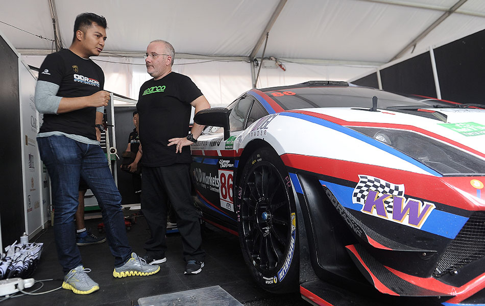 Pelumba GT Negara Fairuz Fauzy (kiri) berbincang bersama Jurutera Pasukannya Luca Mondello (kanan) ketika meninjau keadaan jenteranya selepas sidang media Perlumbaan Kl City Grand Prix 2015.
Beliau akan memandu kereta jenis Lamborghini Gallardo FL11 pada perlumbaaan tersebut. -fotoBERNAMA Pelumba GT Negara Fairuz Fauzy (kiri) berbincang bersama Jurutera Pasukannya Luca Mondello (kanan) ketika meninjau keadaan jenteranya selepas sidang media Perlumbaan Kl City Grand Prix 2015.
Beliau akan memandu kereta jenis Lamborghini Gallardo FL11 pada perlumbaaan tersebut. -fotoBERNAMA