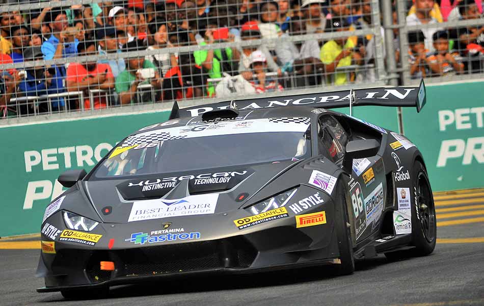 Pelumba negara Fairuz Fauzy dari OD Racing mengambil selekoh pertama pada pelumbaan terakhir City GT Cup pada hari terakhir pelumbaan Grand Prix Kuala Lumpur. -fotoBERNAMA Pelumba negara Fairuz Fauzy dari OD Racing mengambil selekoh pertama pada pelumbaan terakhir City GT Cup pada hari terakhir pelumbaan Grand Prix Kuala Lumpur. -fotoBERNAMA