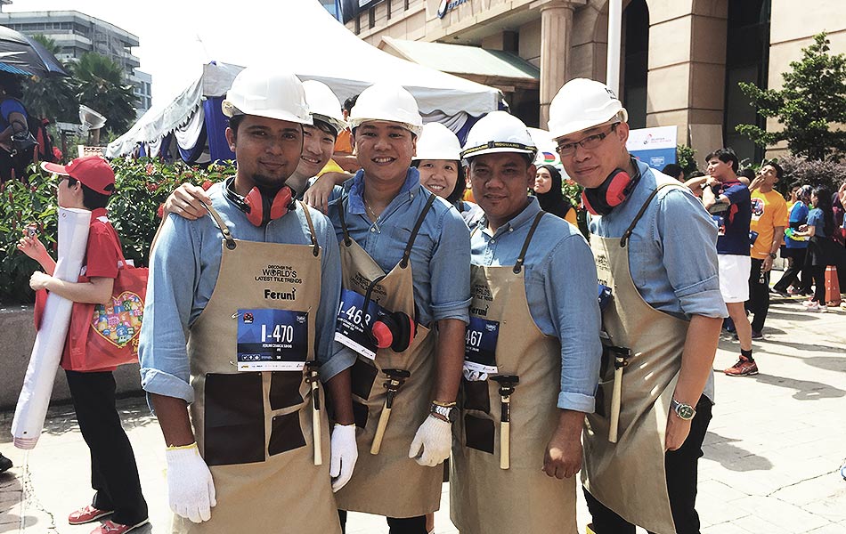 Beberapa peserta berlari dalam uniform unik yang direka khas semasa larian Bursa Bull Charge 2015. - Astro Awani/Firanah Anuar Beberapa peserta berlari dalam uniform unik yang direka khas semasa larian Bursa Bull Charge 2015. - Astro Awani/Firanah Anuar