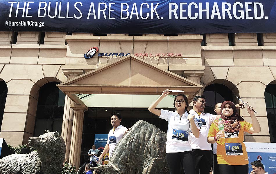 Peserta Bursa Bull Charge 2015 menanti wisel permulaan. Selepas acara sulungnya pada 2014, Bursa Bull Charge kembali sebagai larian pasaran modal terbaik di Malaysia.- Astro Awani/ Firanah Anuar Peserta Bursa Bull Charge 2015 menanti wisel permulaan. Selepas acara sulungnya pada 2014, Bursa Bull Charge kembali sebagai larian pasaran modal terbaik di Malaysia.- Astro Awani/ Firanah Anuar