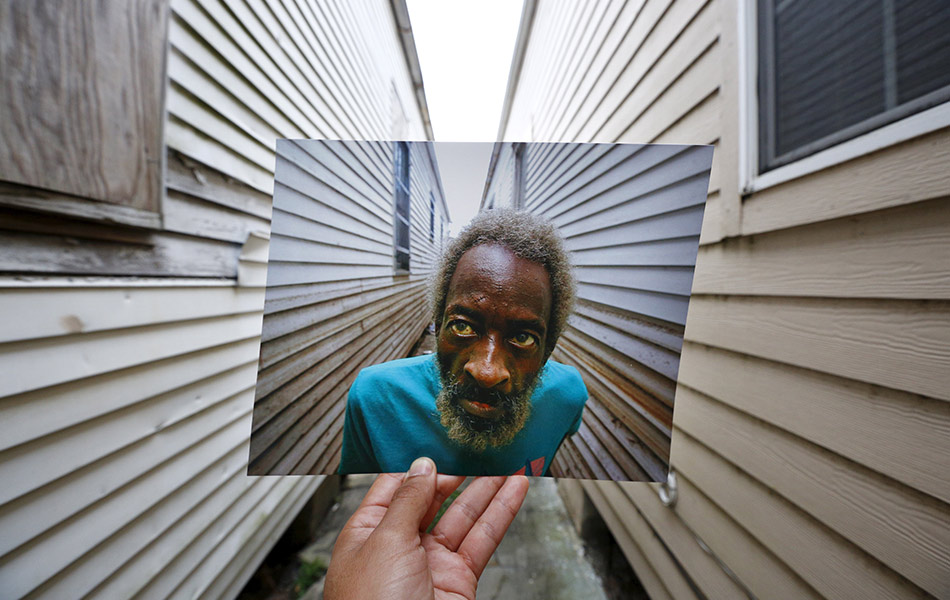 Jurugambar Carlos Barria, memegang foto Joshua Creek yang diambil pada 13 September, 2005. Dia berada di lokasi yang sama pada 16 Ogos, 2015. - REUTERS/Carlos Barria Jurugambar Carlos Barria, memegang foto Joshua Creek yang diambil pada 13 September, 2005. Dia berada di lokasi yang sama pada 16 Ogos, 2015. - REUTERS/Carlos Barria