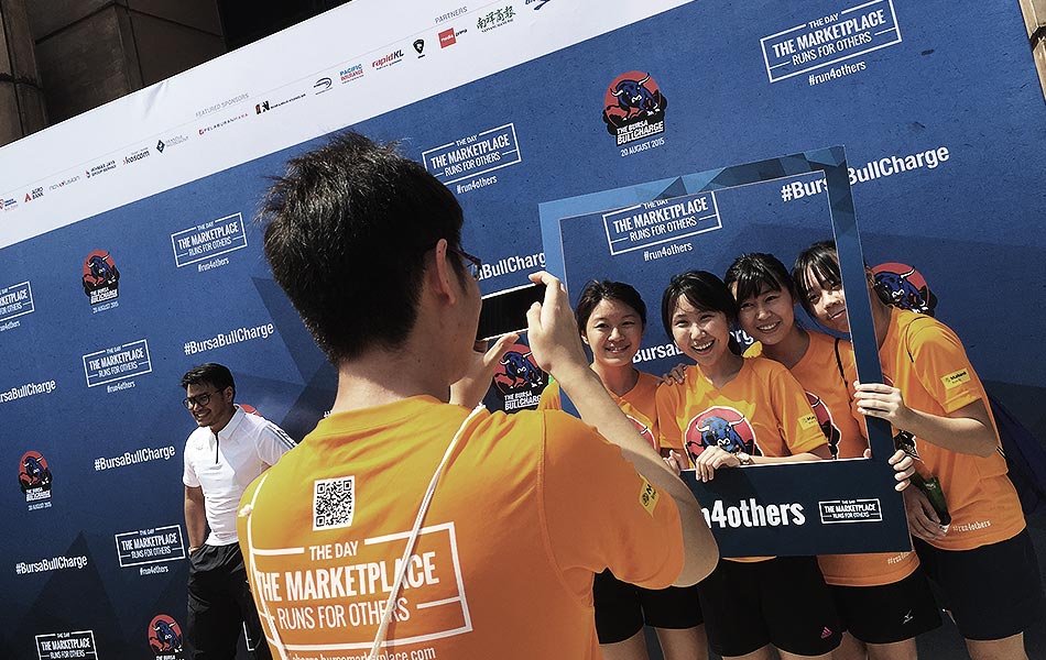 Para peserta mengambil peluang bergambar sebagai tanda kenangan ketika 'MarketPlace' #runforothers. - Astro Awani/Firanah Anuar Para peserta mengambil peluang bergambar sebagai tanda kenangan ketika 'MarketPlace' #runforothers. - Astro Awani/Firanah Anuar