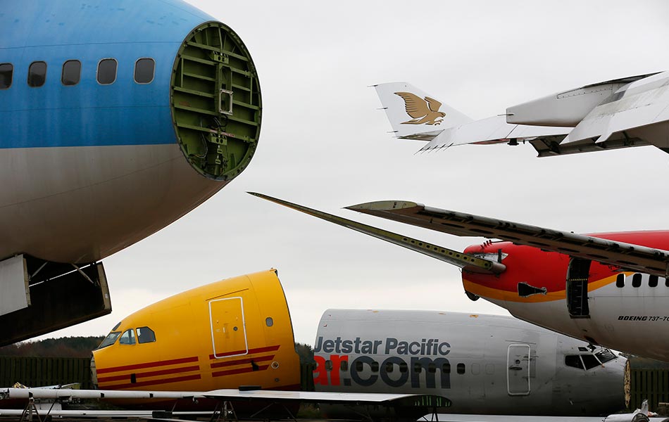 Bahagian terpakai pesawat yang telah ditanggalkan dilihat di kawasan kitar semula Air Salvage International di Kemble, England, pada 27 November 2013. - Reuters/Stefan Wermuth Bahagian terpakai pesawat yang telah ditanggalkan dilihat di kawasan kitar semula Air Salvage International di Kemble, England, pada 27 November 2013. - Reuters/Stefan Wermuth