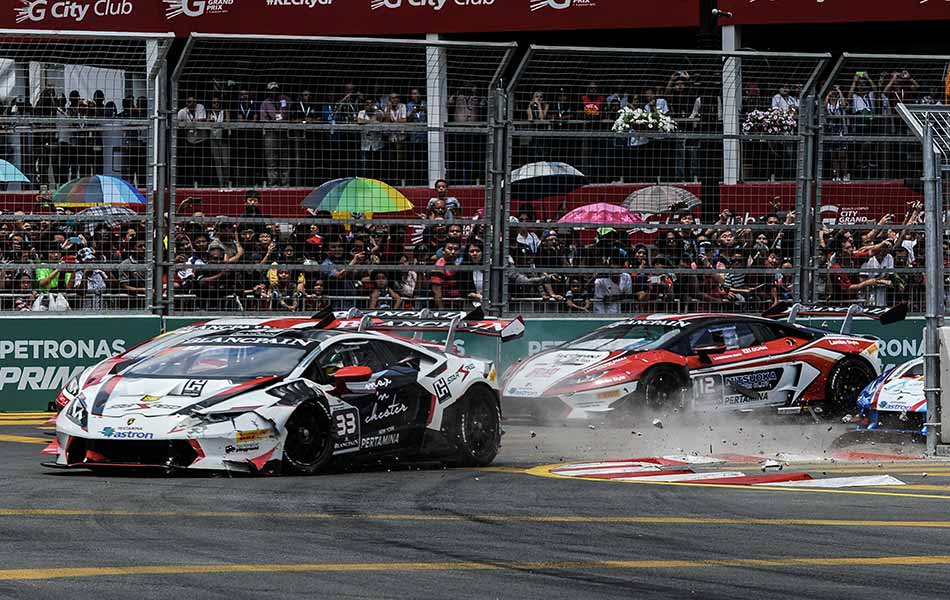 Pemandu Malaysia Afiq Yazid dari Starspeed Racing (Kiri) kemalangan semasa permulaan perlumbaan Lamborghini Super Trofeo Asia di Kuala Lumpur pada 9 Ogos, 2015. AFP PHOTO / MOHD RASFAN Pemandu Malaysia Afiq Yazid dari Starspeed Racing (Kiri) kemalangan semasa permulaan perlumbaan Lamborghini Super Trofeo Asia di Kuala Lumpur pada 9 Ogos, 2015. AFP PHOTO / MOHD RASFAN