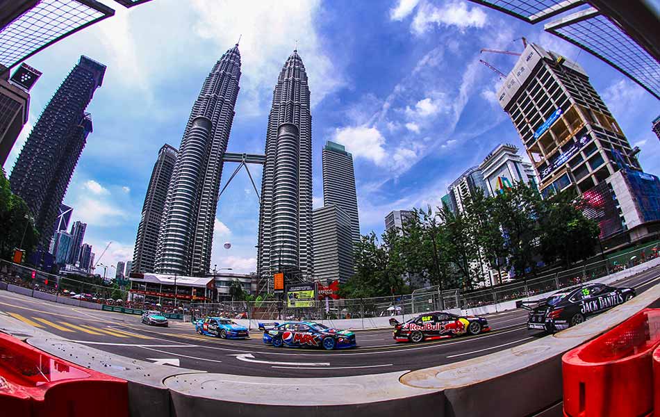 Perlumbaan V8 supercars di hadapan Menara Berkembar Petronas semasa Malaysia KL City Grand Prix pertama di Kuala Lumpur pada 9 Ogos, 2015. AFP PHOTO / MOHD RASFAN Perlumbaan V8 supercars di hadapan Menara Berkembar Petronas semasa Malaysia KL City Grand Prix pertama di Kuala Lumpur pada 9 Ogos, 2015. AFP PHOTO / MOHD RASFAN