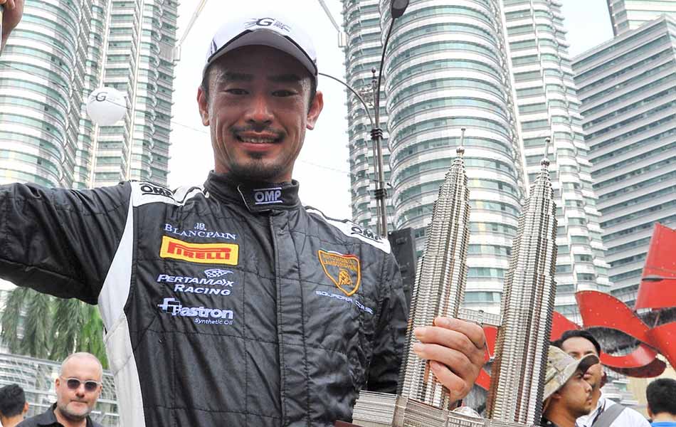 Pelumba Jepun, Naoki Yokomizo menjulang trofinya yang dimenanginya pada pelumbaan terakhir City GT Cup di hari terakhir pelumbaan Grand Prix Kuala Lumpur, Ahad. Naoki mencatat masa terpantas 40 minit 13 .778 saat. -fotoBERNAMA Pelumba Jepun, Naoki Yokomizo menjulang trofinya yang dimenanginya pada pelumbaan terakhir City GT Cup di hari terakhir pelumbaan Grand Prix Kuala Lumpur, Ahad. Naoki mencatat masa terpantas 40 minit 13 .778 saat. -fotoBERNAMA