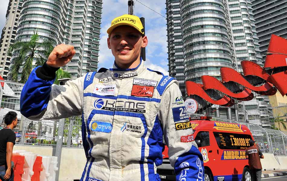Pelumba Cebu Pasific Air Martin Rump menjuarai perlumbaan supersports kategori Formula Master China Series pada hari kedua KL City Grand Prix 2015. -fotoBERNAMA (2015) Pelumba Cebu Pasific Air Martin Rump menjuarai perlumbaan supersports kategori Formula Master China Series pada hari kedua KL City Grand Prix 2015. -fotoBERNAMA (2015)