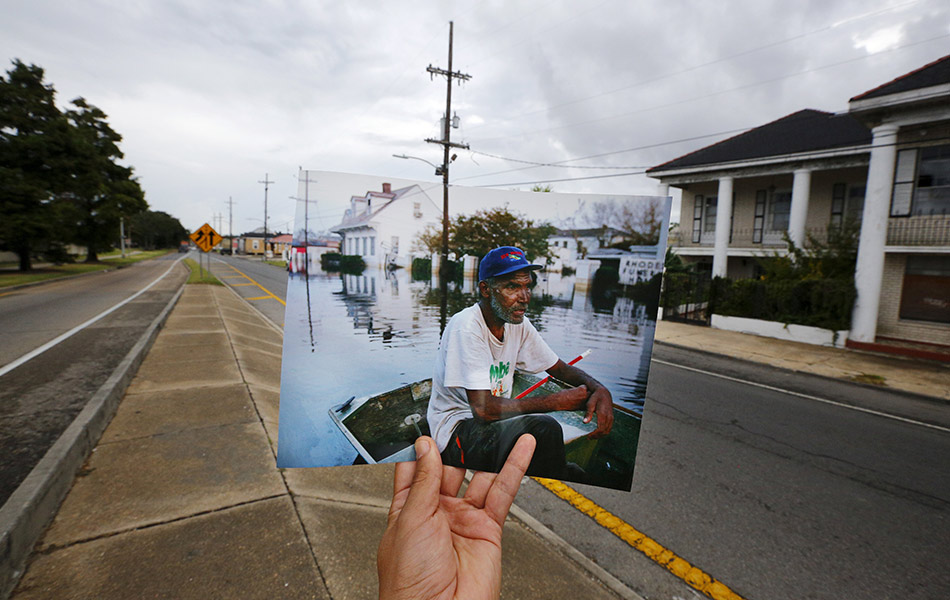 Gambar memaparkan Errol Morning sedang duduk di dalam sebuah bot di sebatang jalan pada September 5, 2005, sejurus selepas Taufan Katrina melanda. REUTERS/Carlos Barria Gambar memaparkan Errol Morning sedang duduk di dalam sebuah bot di sebatang jalan pada September 5, 2005, sejurus selepas Taufan Katrina melanda. REUTERS/Carlos Barria