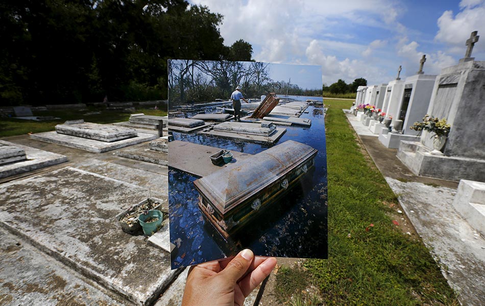 Foto dipegang jurugambar memaparkan keranda terapung dalam banjir yang melanda pada 10 September, 2005, sejurus selepas Taufan Katrina melanda. REUTERS/Carlos Barria Foto dipegang jurugambar memaparkan keranda terapung dalam banjir yang melanda pada 10 September, 2005, sejurus selepas Taufan Katrina melanda. REUTERS/Carlos Barria