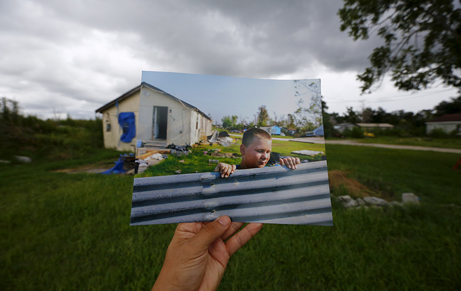 Gambar memaparkan Tyler Teal membersihkan kediaman pada 14 September, 2005, sejurus selepas Taufan Katrina melanda. REUTERS/Carlos Barria Gambar memaparkan Tyler Teal membersihkan kediaman pada 14 September, 2005, sejurus selepas Taufan Katrina melanda. REUTERS/Carlos Barria