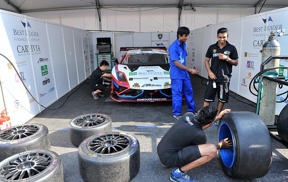 Krew dari pasukan OD Racing memastikan jentera Lamborghini Gallardo mereka dalam keadaan terbaik sebagai persediaan perlumbaan kereta supersports KL City Grand Prix. -fotoBERNAMA Krew dari pasukan OD Racing memastikan jentera Lamborghini Gallardo mereka dalam keadaan terbaik sebagai persediaan perlumbaan kereta supersports KL City Grand Prix. -fotoBERNAMA